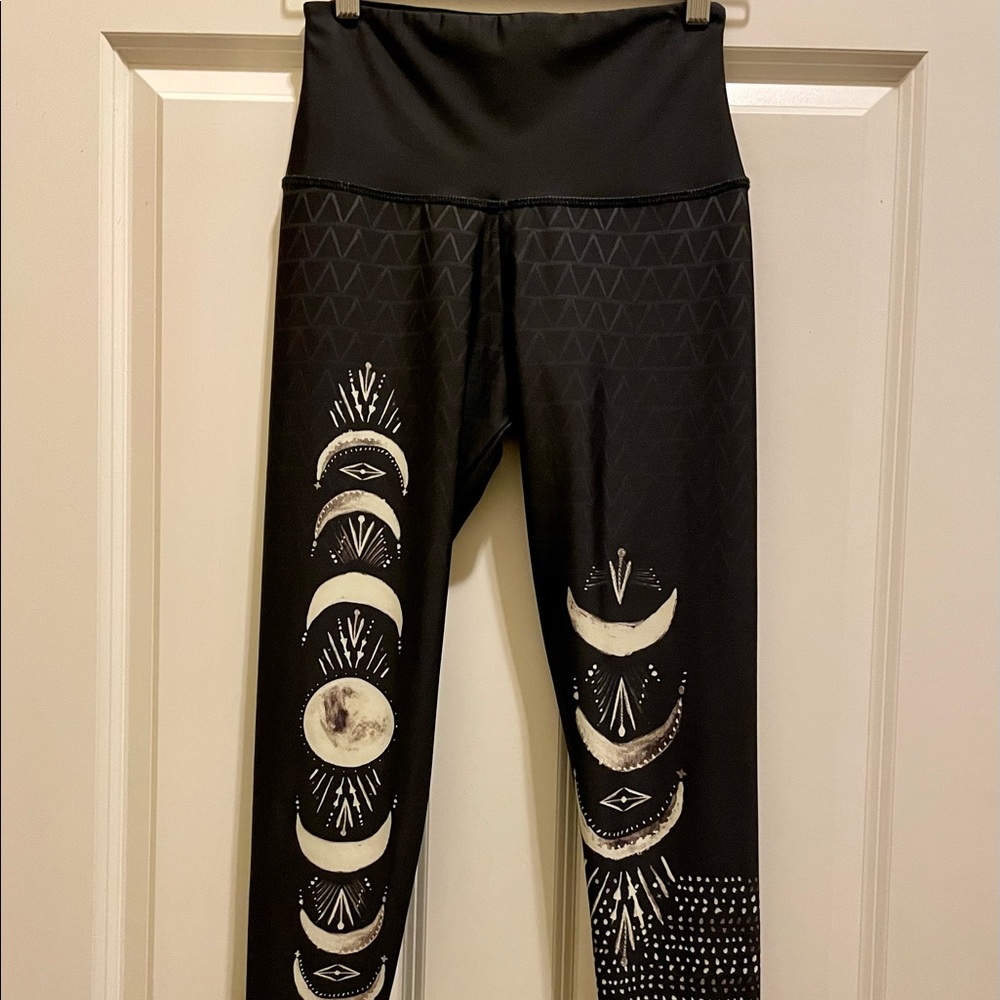 Onzie High-Waisted Leggings Small/Medium Black Tan Moons Celestial EUC